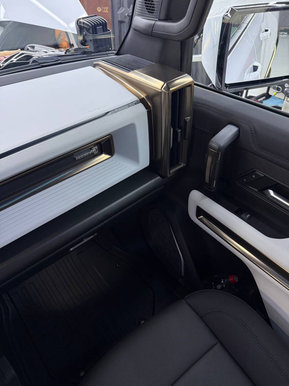 Полная защита GMC Hummer EV: оклейка кузова, черного глянца, лобового и панорамы